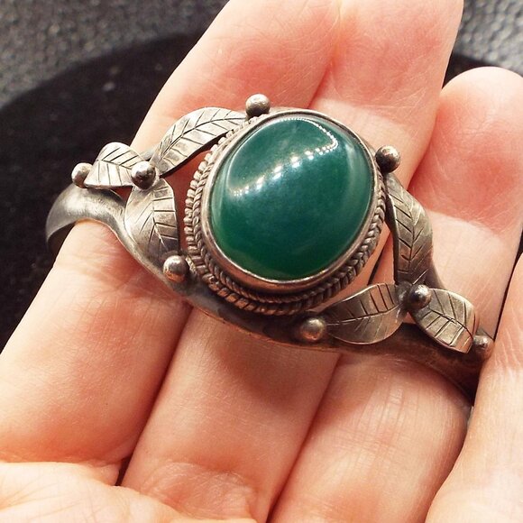 NAVAJO DINE' STERLIG SANDCAST BRACELET Jewelry - NAVAJO DINE' ANTIQUE SANDCAST TRILLIUM LEAVE OVAL MALACHITE STONE BRACELET 60